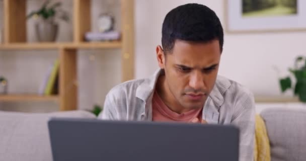 Мислення Ноутбук Віддалена Робота Людина Дивані Читає Електронну Пошту Працює — стокове відео