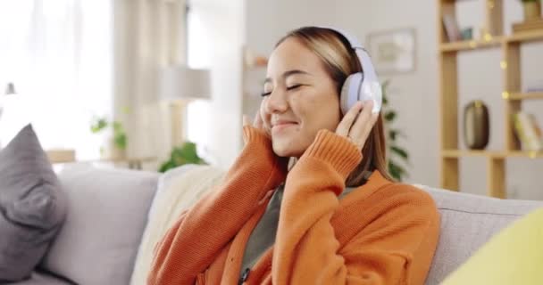 Auscultadores Sofá Mulher Feliz Ouvir Música Para Saúde Mental Rádio — Vídeo de Stock