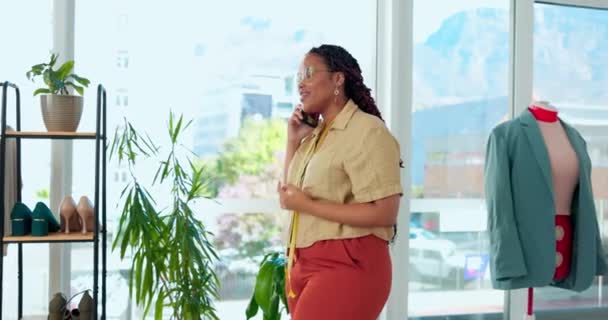 Diseñador Moda Llamada Telefónica Mujer Negra Oficina Hablando Conversación Discusión — Vídeos de Stock