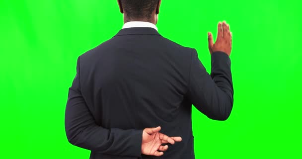 手指在背后交叉 男人在绿色的屏幕上与骗子 骗子和骗子的手势 在法庭上 男性在不诚实 腐败或欺骗的情况下展示双手以获取证词 — 图库视频影像