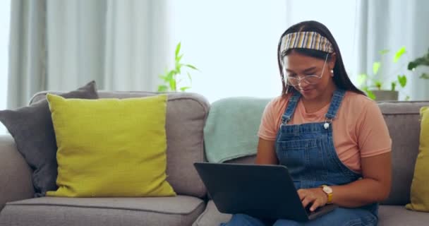Wanita Asia Laptop Dan Bersantai Sofa Ruang Tamu Untuk Media — Stok Video
