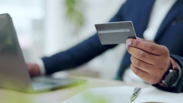 Kreditkarte Finanz Und Laptop Mit Den Händen Des Mannes Büro — Stockvideo