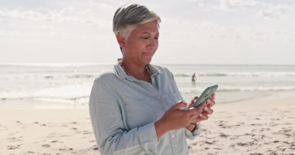 Telefon Relax Och Senior Kvinna Stranden För Sms Sociala Medier — Stockvideo