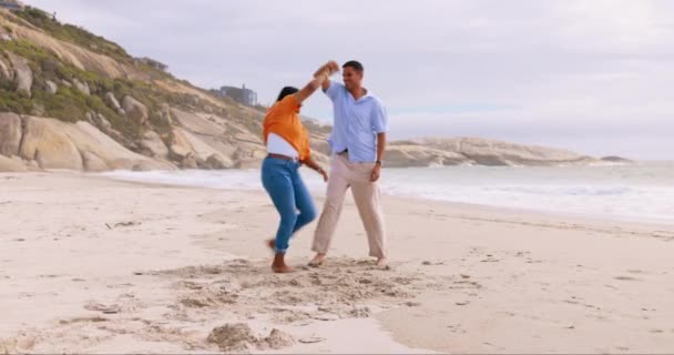 Stranden Dans Och Par Med Glädje Sand Utomhus För Datum — Stockvideo