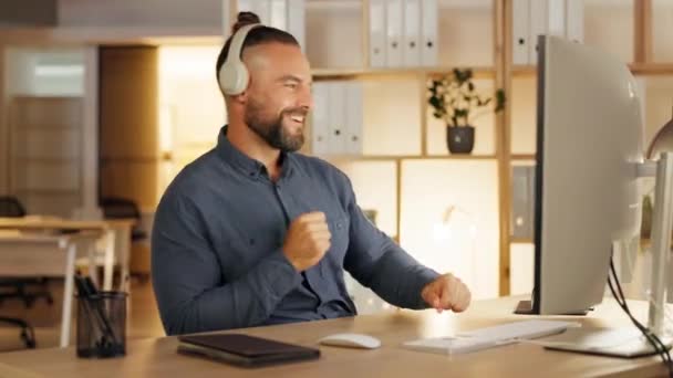 Dançando Fones Ouvido Homem Computador Para Trabalho Feliz Saúde Mental — Vídeo de Stock