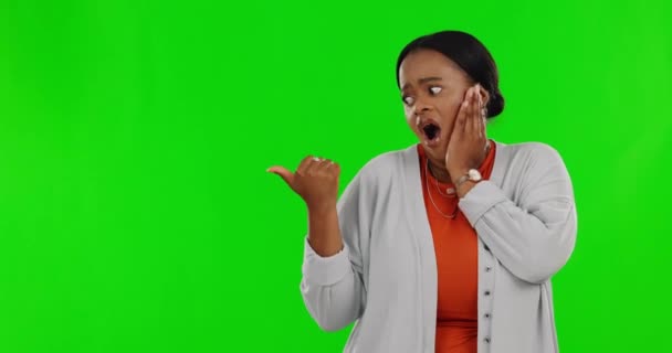指指点点和一个女人在一个绿色的屏幕背景上的广告工作室 非洲裔女性的肖像 惊喜和信息 关于营销的铬色模型 — 图库视频影像