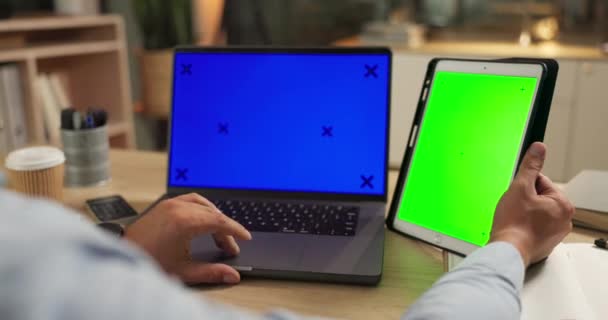 Πράσινη Οθόνη Φορητό Υπολογιστή Και Άνθρωπος Στο Tablet Απευθείας Σύνδεση — Αρχείο Βίντεο