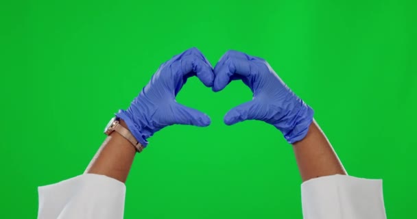 Руки Сердце Медицинский Врачом Зеленом Фоне Экрана Способствовать Здоровью Оздоровлению — стоковое видео
