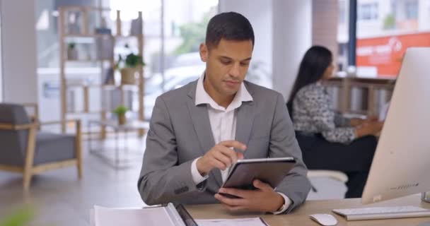 Geschäftsmann Tablet Und Lächeln Büro Für Produktivität Planung Und Internetrecherche — Stockvideo
