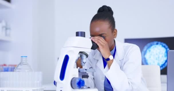 研究室でのDna ウイルスや粒子テスト 評価や分析の科学 顕微鏡や黒の女性研究 研究室にいる医学者や医療従事者のバイオテクノロジー レンズ — ストック動画