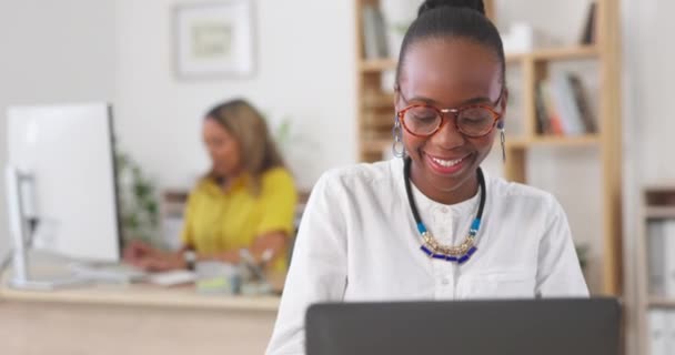 现代办公室和黑人女性为商业 网络和交流输入电子邮件评论 员工思考 撰写业绩报告 以确保创业成功 — 图库视频影像