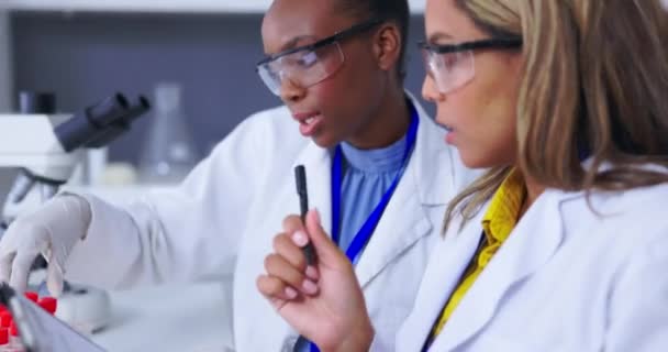 혁신을 팀워크 실험실 여성들 미래의 의학에 과학자들의 분석을 실험실에 있습니다 — 비디오