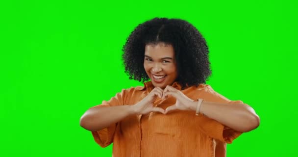 Yüzü Kalbi Elleri Yeşil Ekrandaki Mutlu Kadın Stüdyo Arka Planında — Stok video