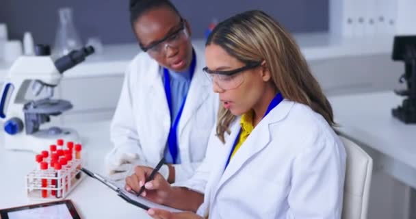開発または革新のための研究室での科学チーム タブレットや血液サンプル 将来のための研究室のチームワークの議論 結果と研究や分析のために一緒に医療科学者の女性 — ストック動画