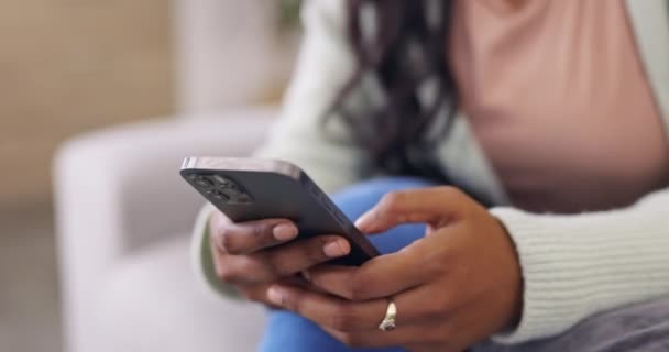 Mulher Mãos Smartphone Para Mídias Sociais Sala Estar Sofá Mensagens — Vídeo de Stock