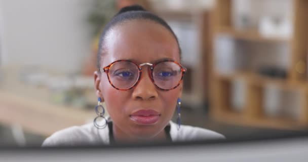 考えおよび現代のオフィスの黒い女性はオンラインコンテンツ代理店のためのビジネス ネットワーキングのための電子メール レビューをタイプする 成功のための管理 アイデアや従業員のブレインストーミングパフォーマンスレポート — ストック動画