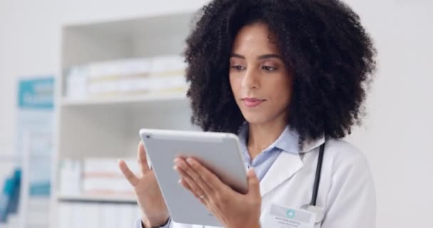 Poważne Lekarz Tabletka Kobietą Szpitalu Badań Strona Internetowa Lub Wyniki — Wideo stockowe