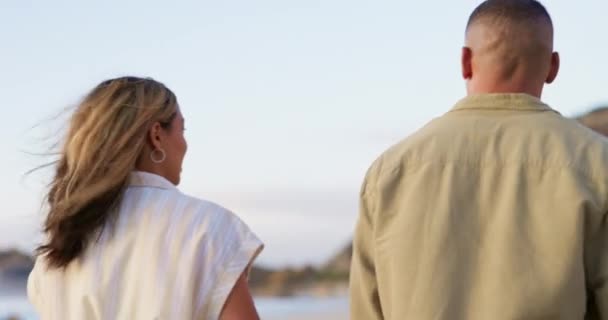 Χαμογελάστε Αγαπήστε Κρατήστε Χέρια Για Ζευγάρι Στην Παραλία Για Ρομαντισμό — Αρχείο Βίντεο