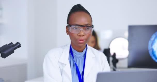 Ciencia Idea Portátil Con Una Doctora Trabajando Laboratorio Para Investigación — Vídeos de Stock