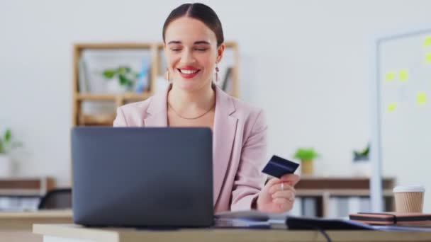 Online Shopping Laptop Kreditkort Och Glad Affärskvinna Skriva Bankbetalning Inköp — Stockvideo