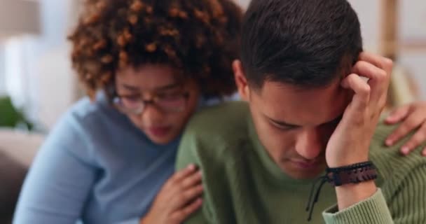 Evde Üzgün Bir Çifte Destek Empati Bakım Depresif Bir Adamı — Stok video