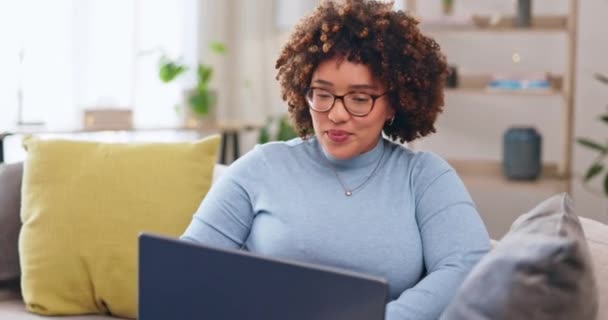 Mulher Feliz Com Laptop Punho Bomba Sim Para Ganhar Ganhando — Vídeo de Stock