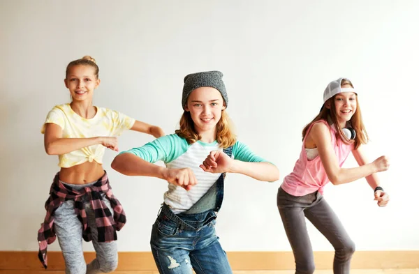 Κορίτσια Απλά Θέλουν Διασκεδάσουν Νεαρά Κορίτσια Που Χορεύουν Μια Σχολή — Φωτογραφία Αρχείου