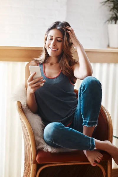 Enjoying Some Alone Time Her Social Media Attractive Young Woman — Stock Photo, Image