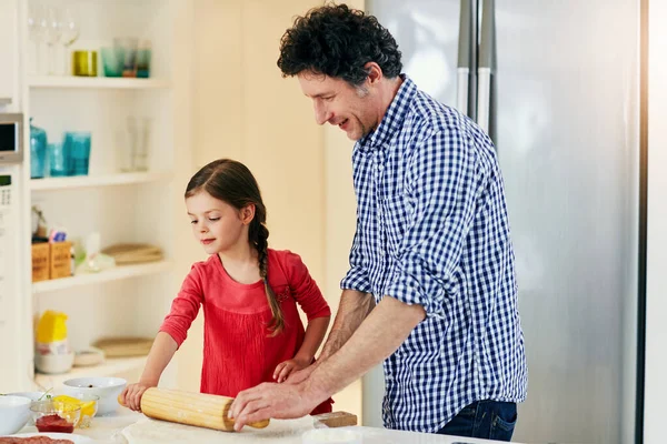 Cant等着看披萨什么时候吃完一位中年父亲和他的女儿正在准备一个披萨 准备在家里的厨房里放进烤箱里 — 图库照片