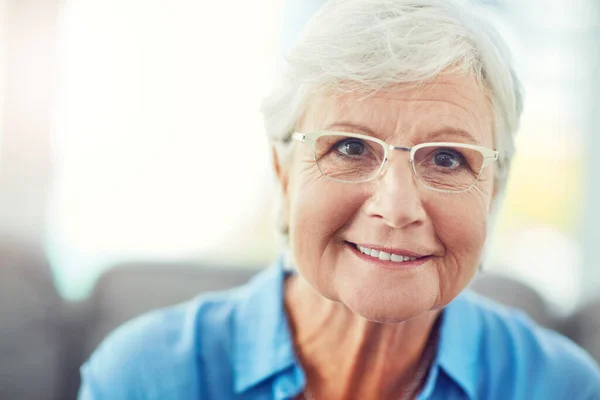 Adoro Andare Pensione Ritratto Ritagliato Una Donna Anziana Seduta Sul — Foto Stock