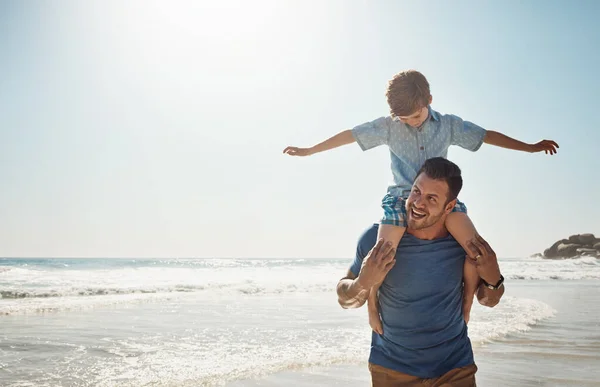 Щасливі Дні Батько Носить Свого Маленького Сина Плечах Пляжі — стокове фото