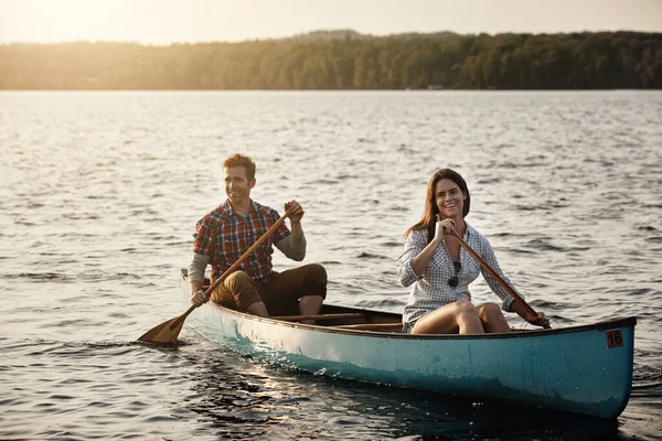 Relaxar Água Jovem Casal Remando Barco Lago — Fotografia de Stock