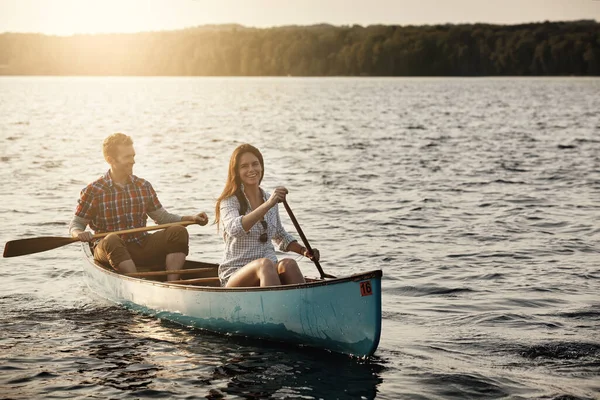 Веди Свій Човен Знайди Щастя Молода Пара Веслує Човні Озері — стокове фото