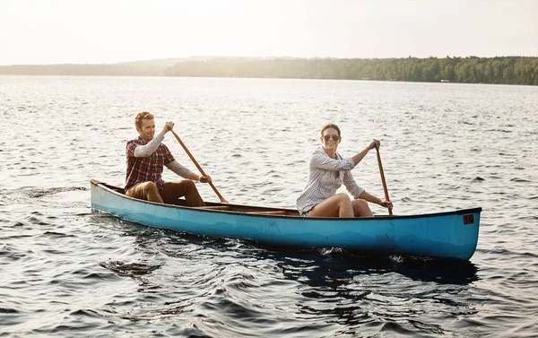 Fait Des Promenades Canot Sur Lac Portrait Jeune Couple Faisant — Photo