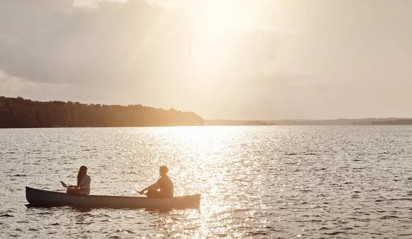Lake Always Great Getaway Young Couple Rowing Boat Out Lake — Stock Photo, Image