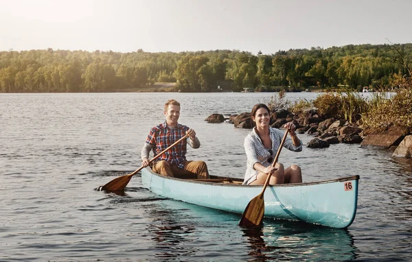 Enjoying Relaxation Comes Canoe Ride Young Couple Going Canoe Ride — Stock Photo, Image