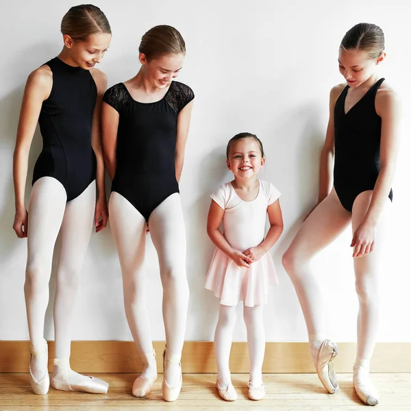 小さな女の子 大きなバレリーナの夢 ダンススタジオで少女バレエを教えている若いバレリーナのグループが — ストック写真