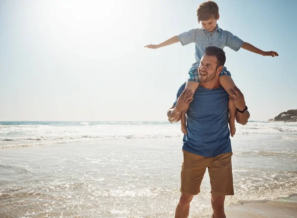아빠가 마음을 사랑하는 해변에서 아들을 어깨에 아버지 — 스톡 사진