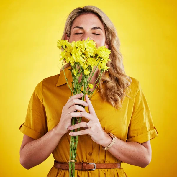 Πορτρέτο Μυρωδιά Και Γυναίκα Λουλούδια Στο Στούντιο Απομονωμένη Κίτρινο Φόντο — Φωτογραφία Αρχείου
