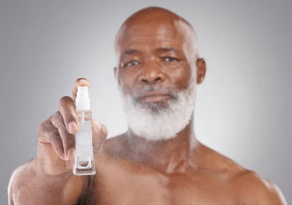 Portret Uroda Serum Starszym Mężczyzną Trzymającym Studiu Antiaging Szarym Tle — Zdjęcie stockowe