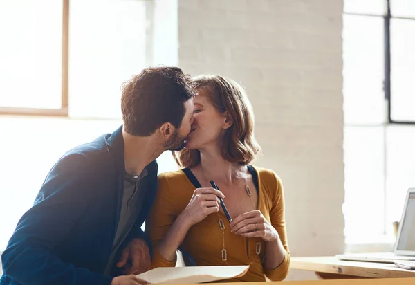 共同努力使他们更加亲密 年轻夫妇在现代办公室一起工作时接吻 — 图库照片
