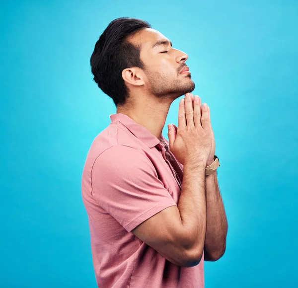 Ember Imádkozik Vallás Hit Imádja Istent Hit Spiritualitás Elszigetelt Kék — Stock Fotó