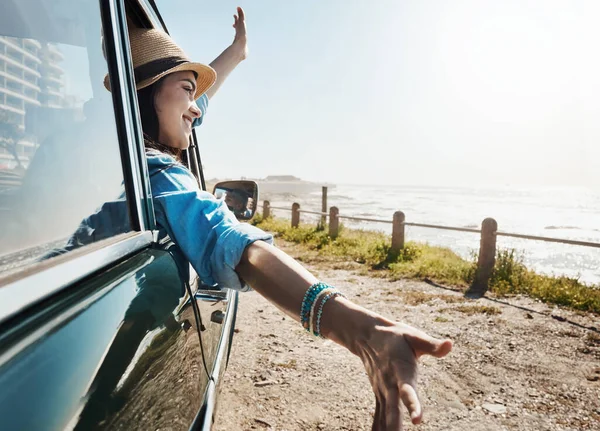 Sommer Eine Junge Frau Genießt Einen Roadtrip Entlang Der Küste — Stockfoto
