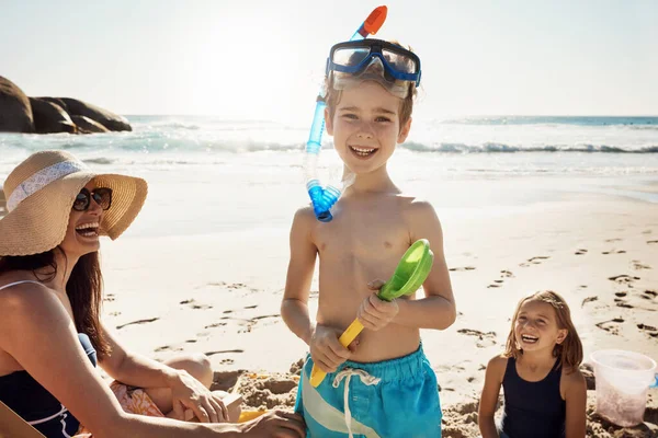 Caccia Tesori Marini Adorabile Bambino Che Indossa Occhiali Snorkeling Una — Foto Stock