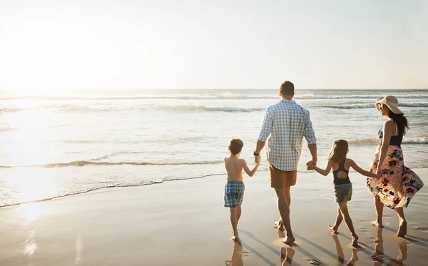 Yaz Plaja Seyahatlerin Zamanıdır Dört Kişilik Bir Aile Günü Sahilde — Stok fotoğraf