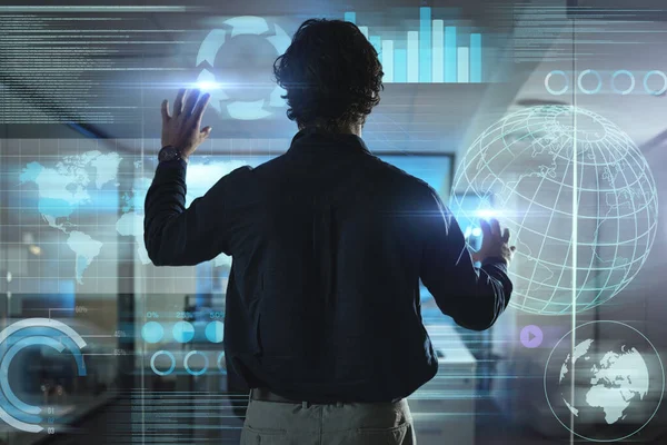 Hombre Negocios Pantalla Táctil Holograma Tecnología Información Análisis Datos Estadísticas — Foto de Stock