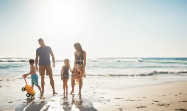 Yaz anıları yaratmak için zaman yaratıyorum. Dört kişilik bir aile günü sahilde geçiriyor.