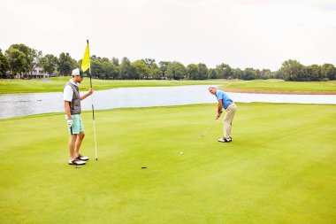 Birkaç raunt golf oynayacağız. İki arkadaş boş zamanlarında golf oynuyorlar.