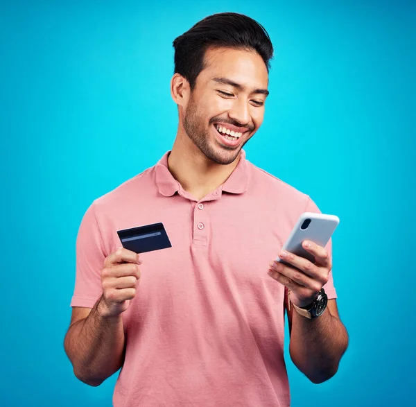 Ευτυχισμένος Άνθρωπος Smartphone Πιστωτική Κάρτα Και Χαμόγελο Ecommerce Και Fintech — Φωτογραφία Αρχείου