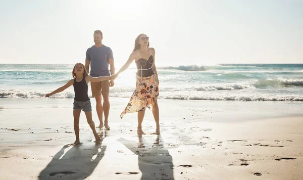 Tek Ihtiyacımız Olan Plaj Esintisiydi Kumsalda Genç Kızlarıyla Bir Çift — Stok fotoğraf